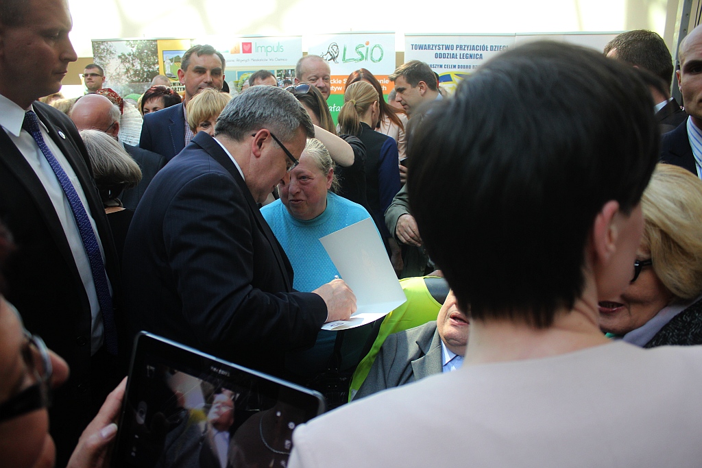 Prezydent wyjechał z Legnicy z miodem i książkami

