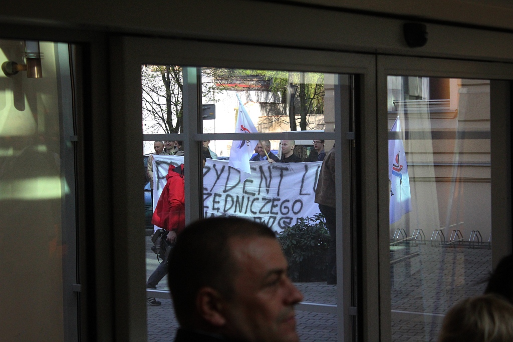 Prezydent wyjechał z Legnicy z miodem i książkami
