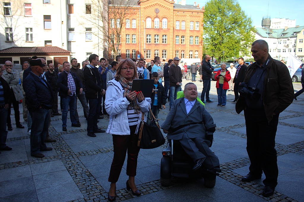 Prezydent wyjechał z Legnicy z miodem i książkami
