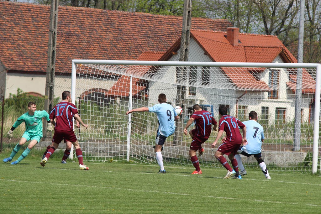 Klasa A: Dąb - Błękitni 8:1 (2:0)