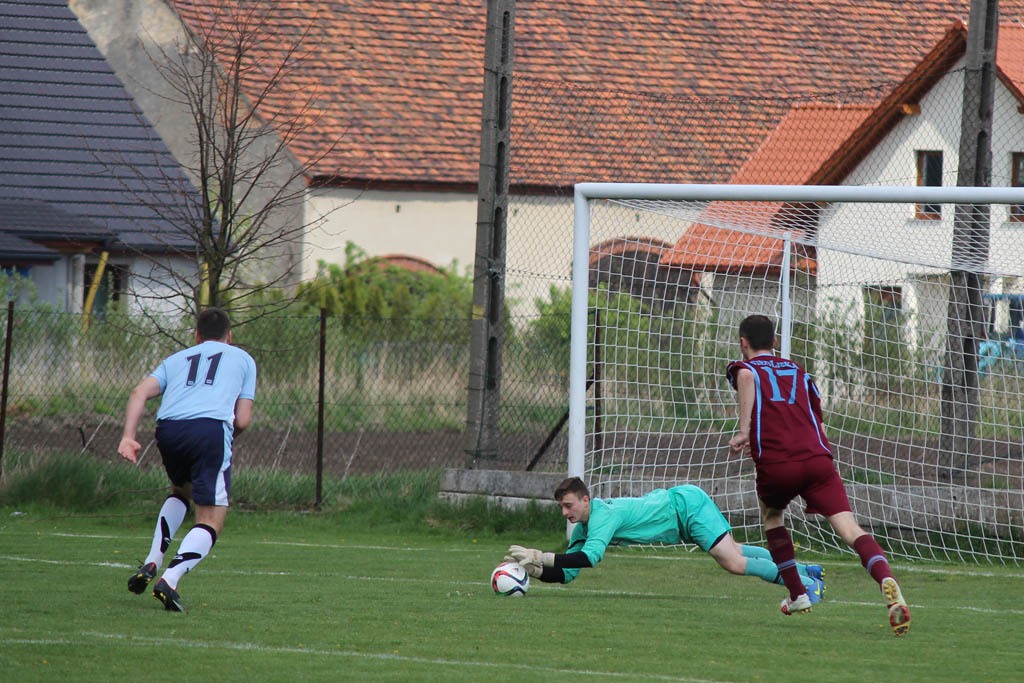 Klasa A: Dąb - Błękitni 8:1 (2:0)