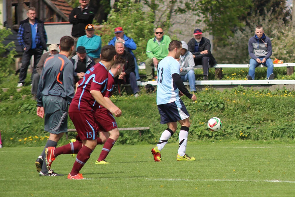 Klasa A: Dąb - Błękitni 8:1 (2:0)