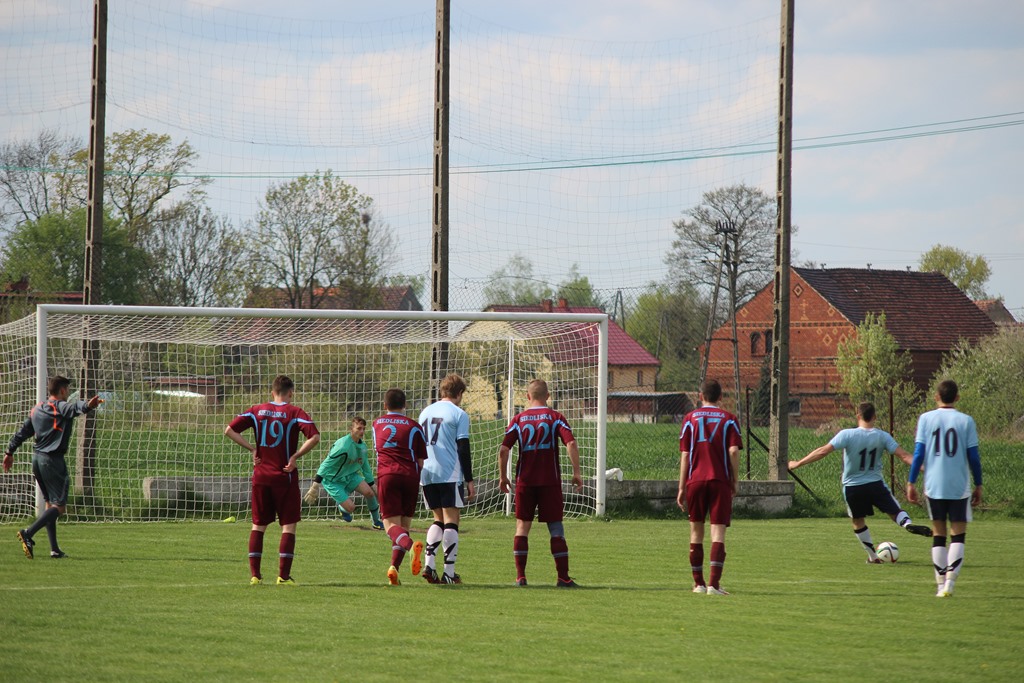 Klasa A: Dąb - Błękitni 8:1 (2:0)