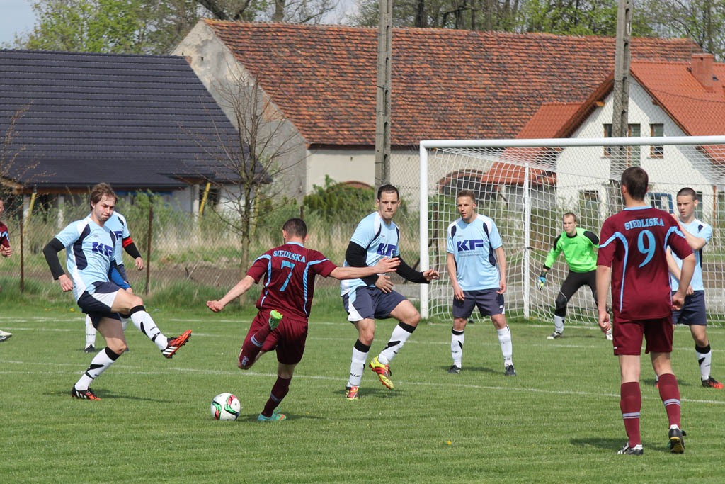 Klasa A: Dąb - Błękitni 8:1 (2:0)