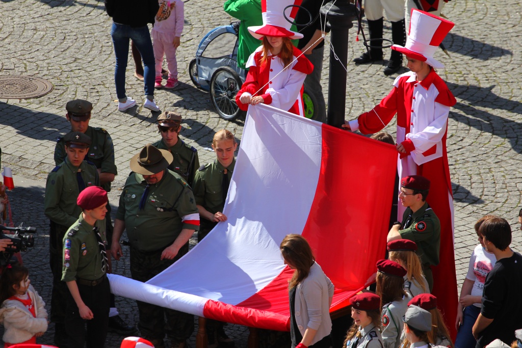 Stumetrowa biało - czerwona na płycie Rynku
