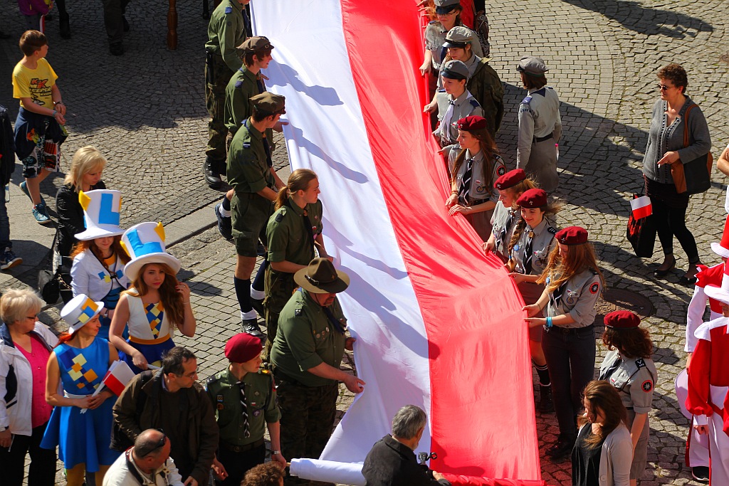 Stumetrowa biało - czerwona na płycie Rynku
