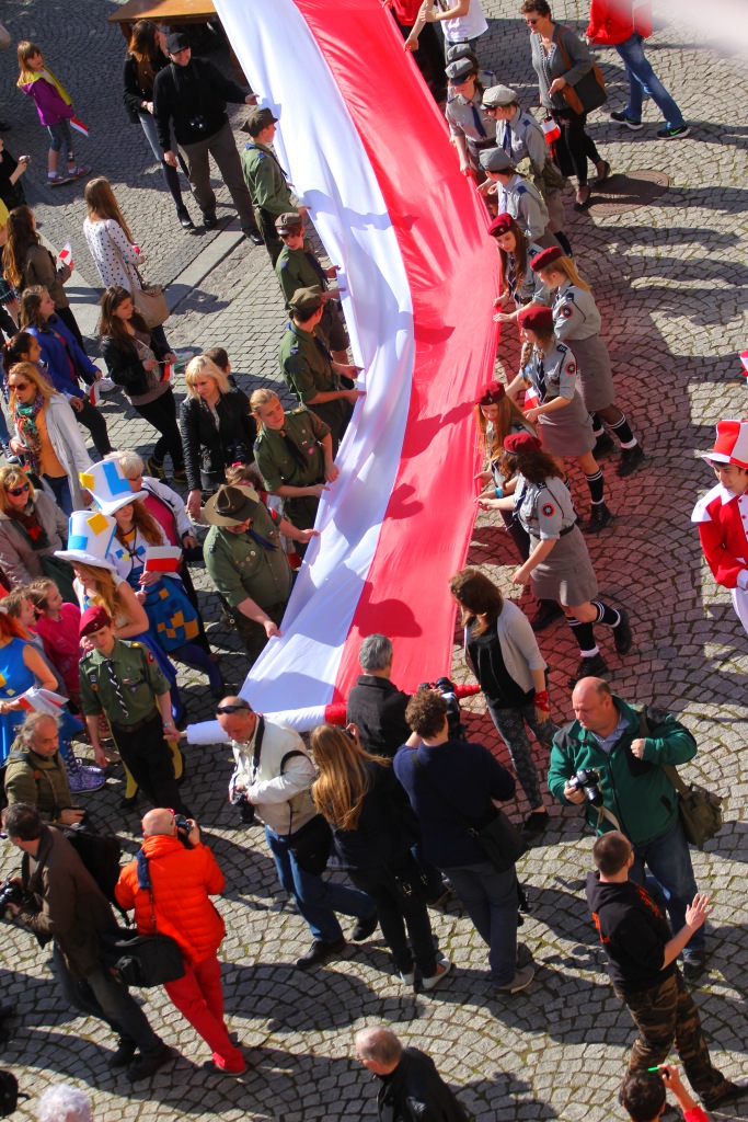 Stumetrowa biało - czerwona na płycie Rynku

