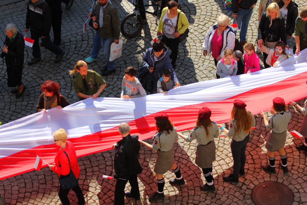 Stumetrowa biało - czerwona na płycie Rynku
