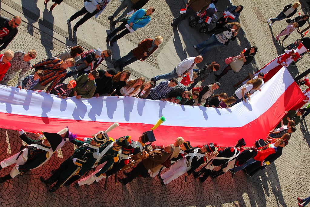 Stumetrowa biało - czerwona na płycie Rynku
