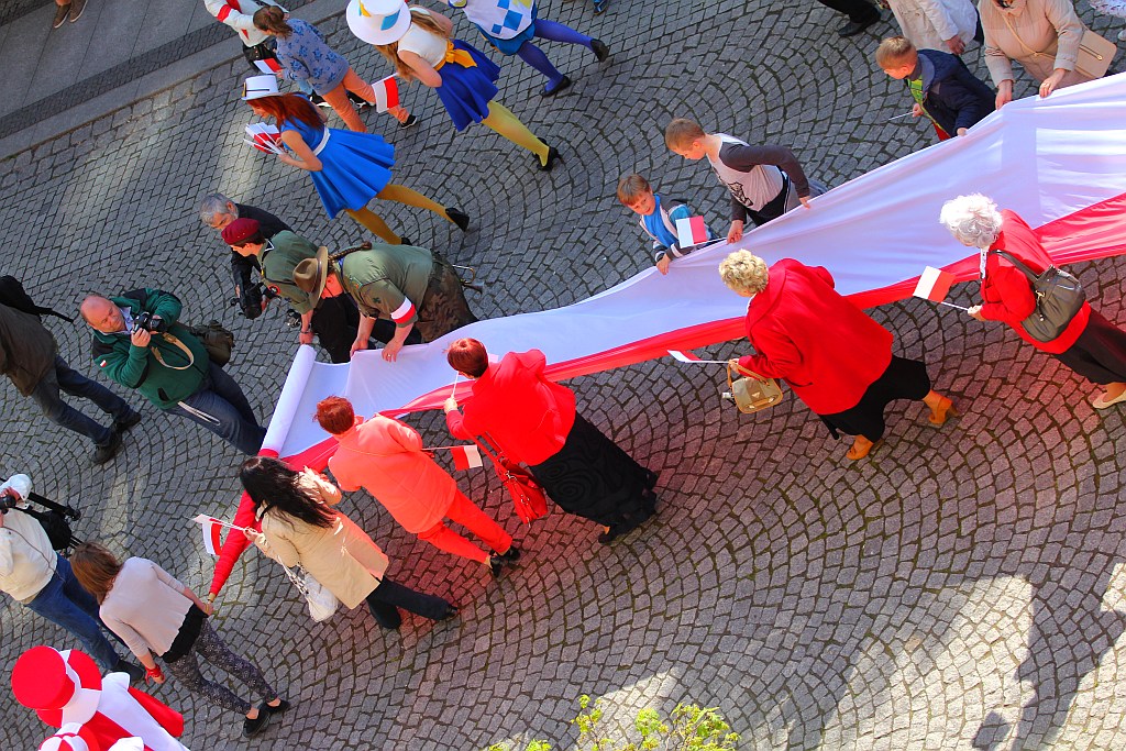 Stumetrowa biało - czerwona na płycie Rynku
