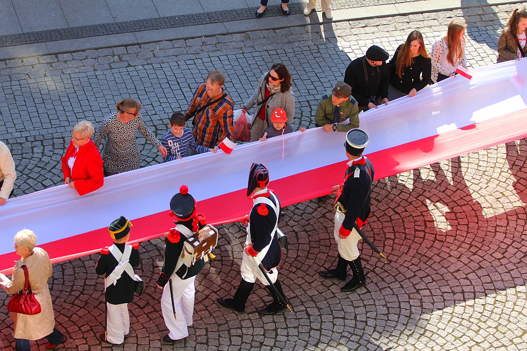 Stumetrowa biało - czerwona na płycie Rynku

