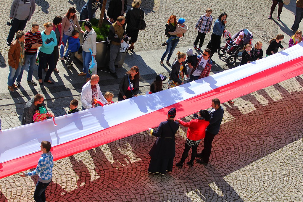 Stumetrowa biało - czerwona na płycie Rynku
