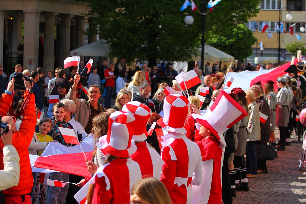 Stumetrowa biało - czerwona na płycie Rynku
