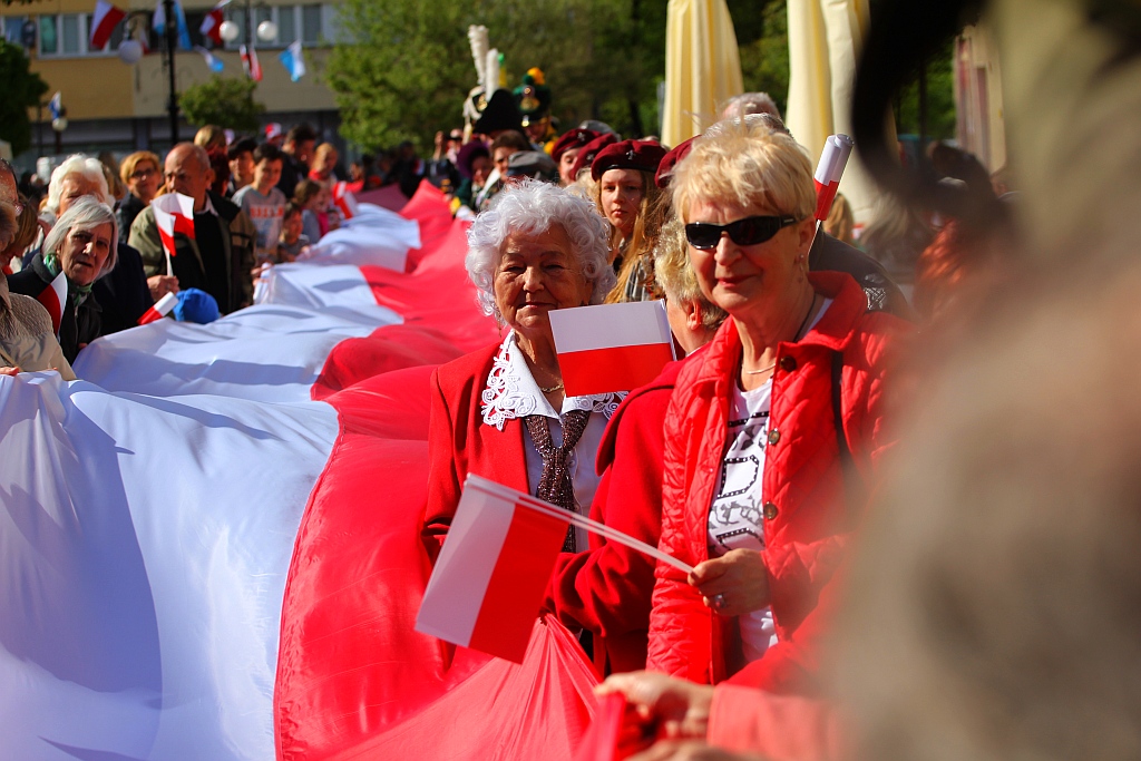 Stumetrowa biało - czerwona na płycie Rynku
