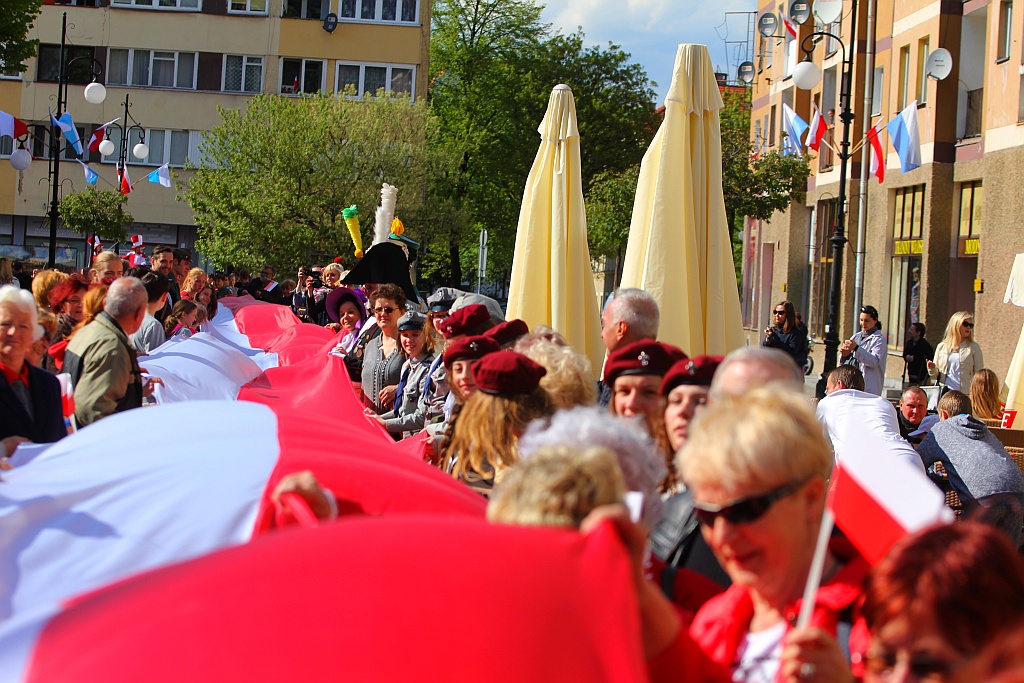 Stumetrowa biało - czerwona na płycie Rynku
