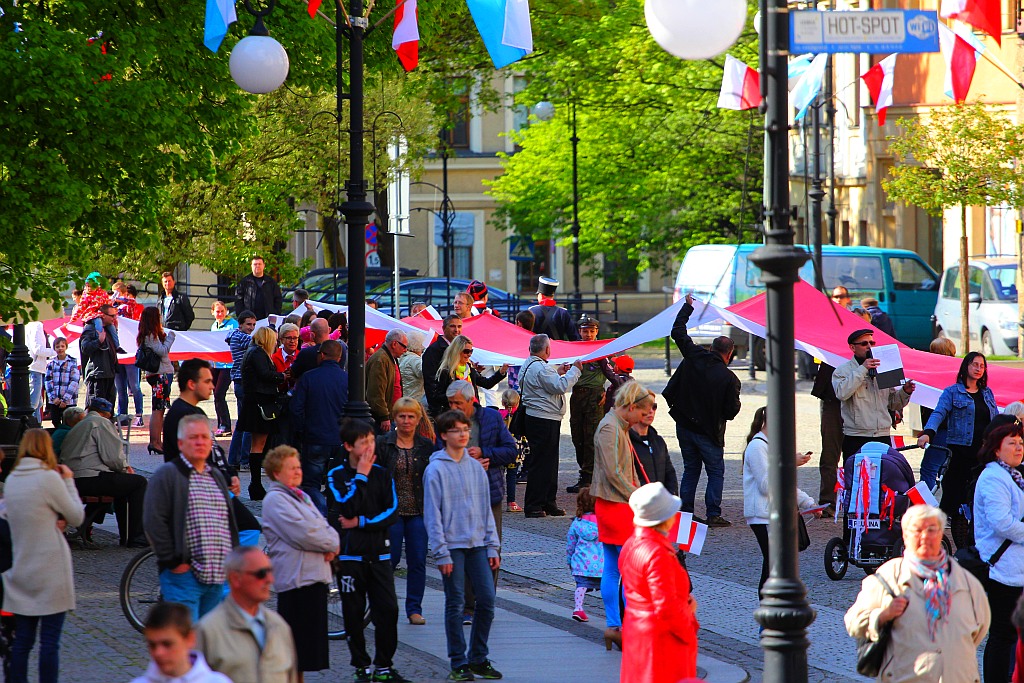 Stumetrowa biało - czerwona na płycie Rynku
