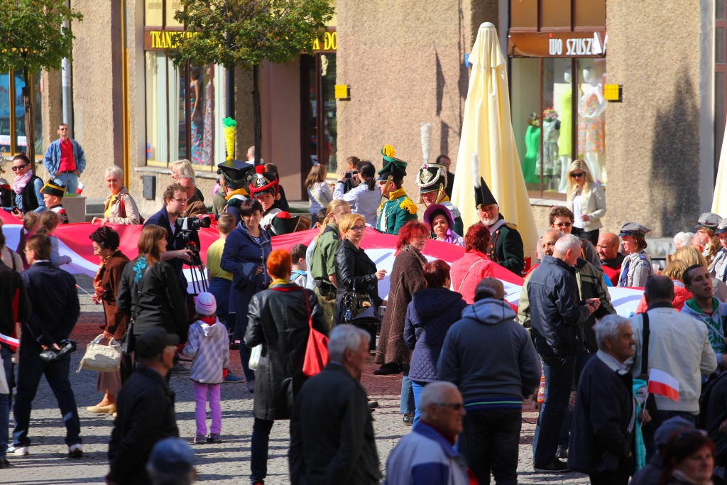 Stumetrowa biało - czerwona na płycie Rynku
