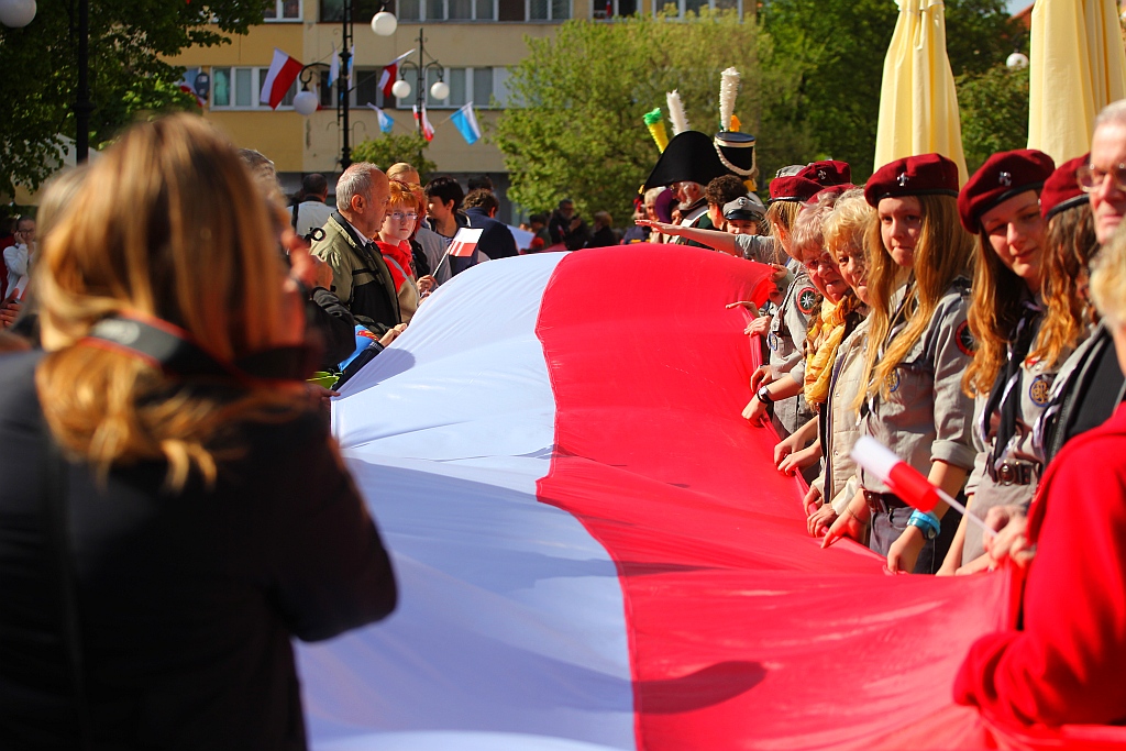 Stumetrowa biało - czerwona na płycie Rynku
