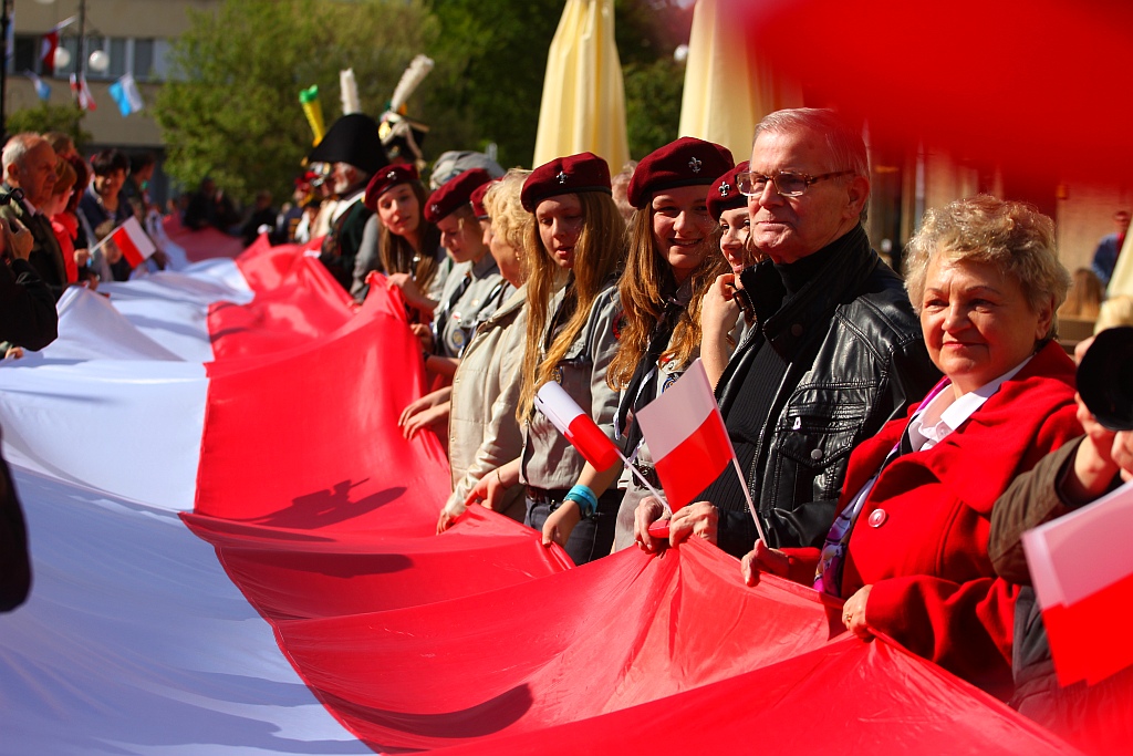 Stumetrowa biało - czerwona na płycie Rynku
