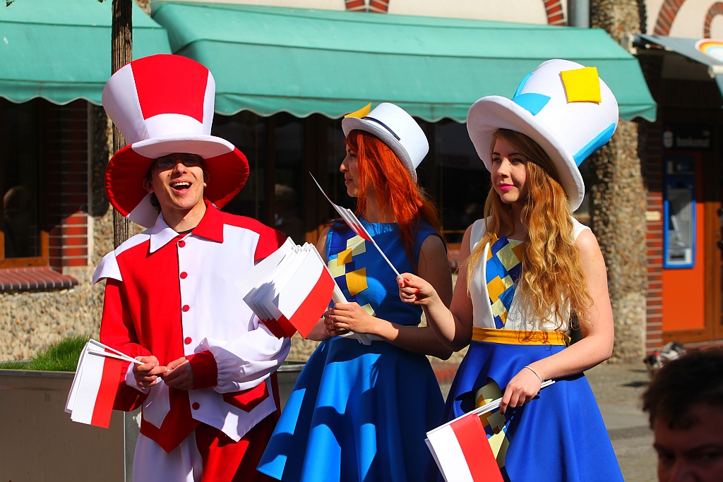 Stumetrowa biało - czerwona na płycie Rynku
