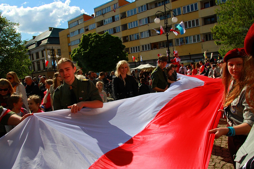 Stumetrowa biało - czerwona na płycie Rynku
