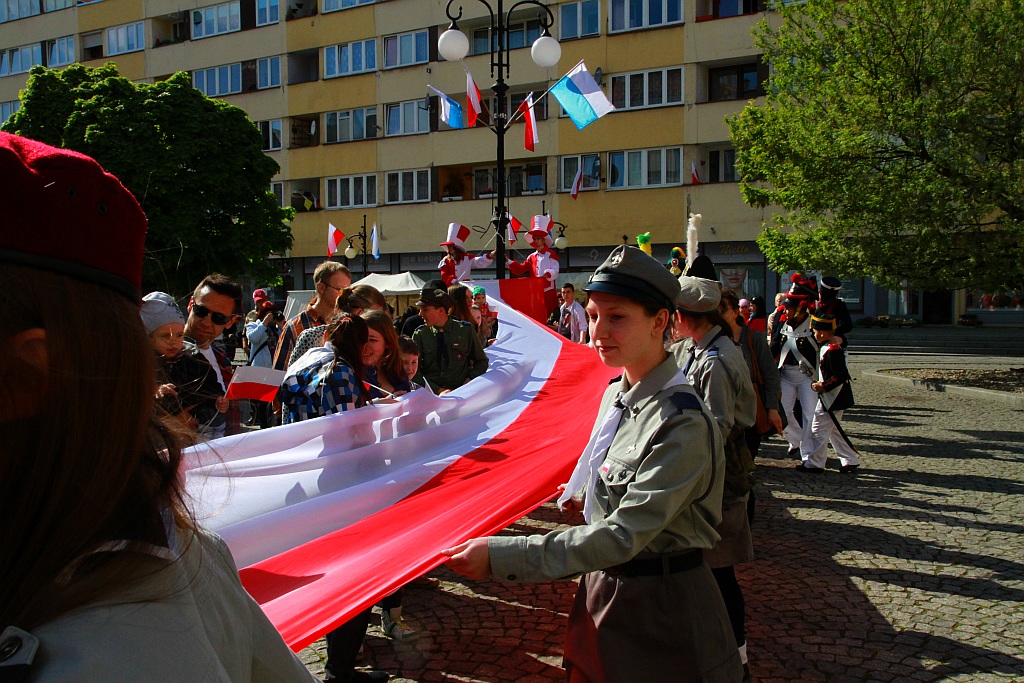 Stumetrowa biało - czerwona na płycie Rynku
