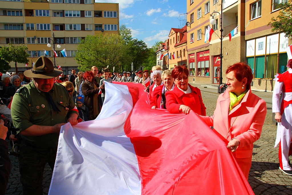 Stumetrowa biało - czerwona na płycie Rynku
