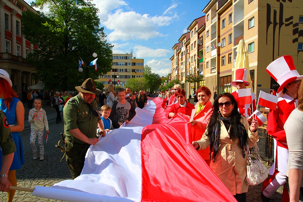 Stumetrowa biało - czerwona na płycie Rynku
