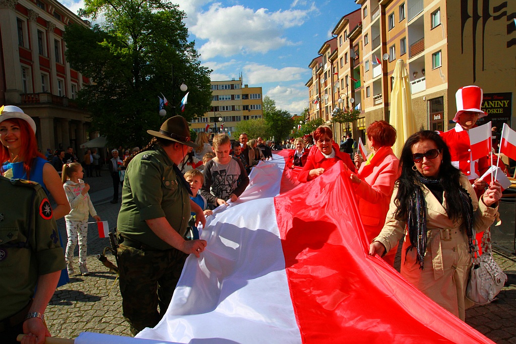 Stumetrowa biało - czerwona na płycie Rynku
