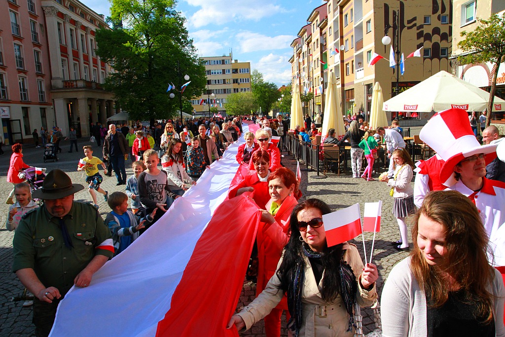 Stumetrowa biało - czerwona na płycie Rynku
