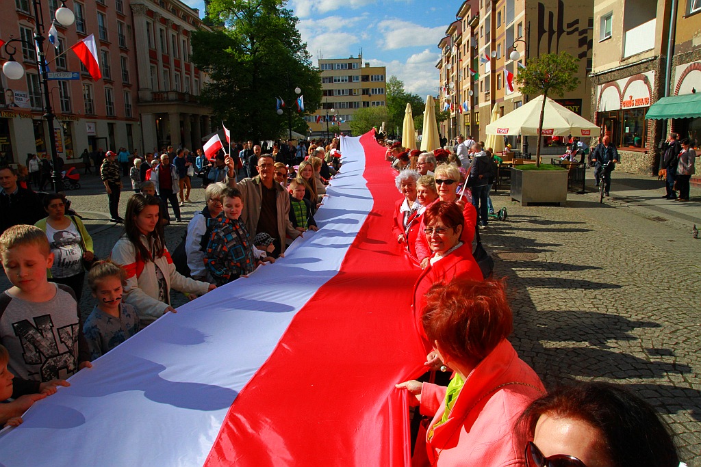 Stumetrowa biało - czerwona na płycie Rynku
