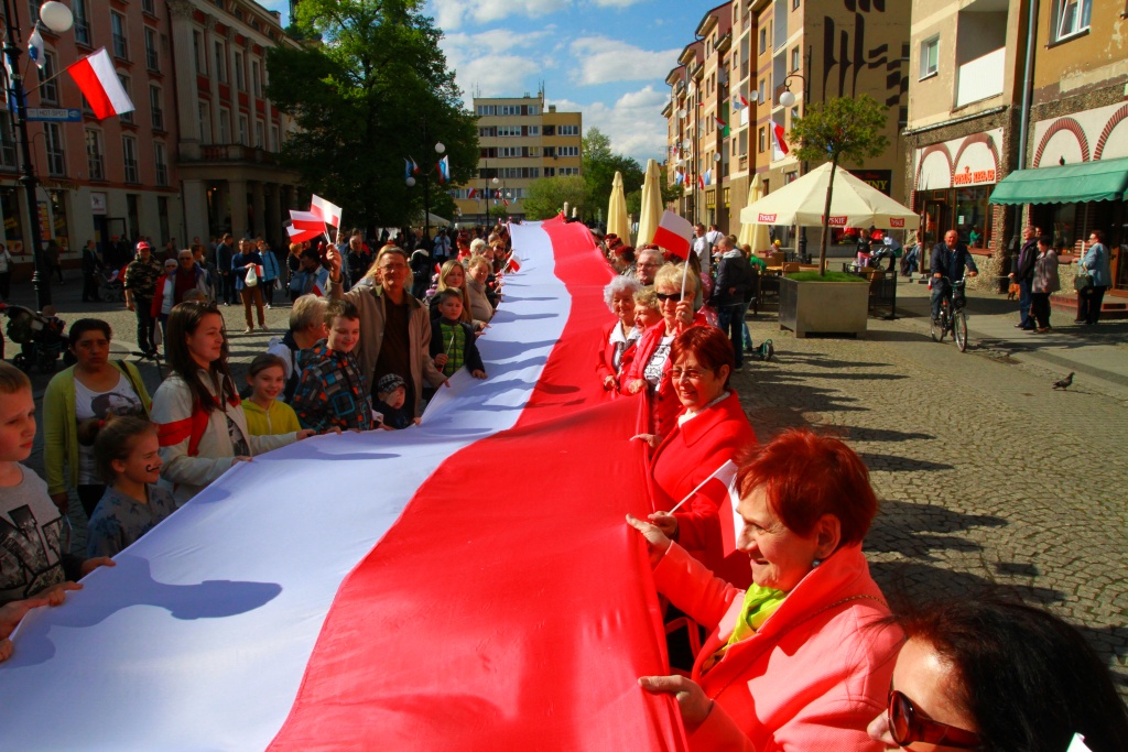 Stumetrowa biało - czerwona na płycie Rynku
