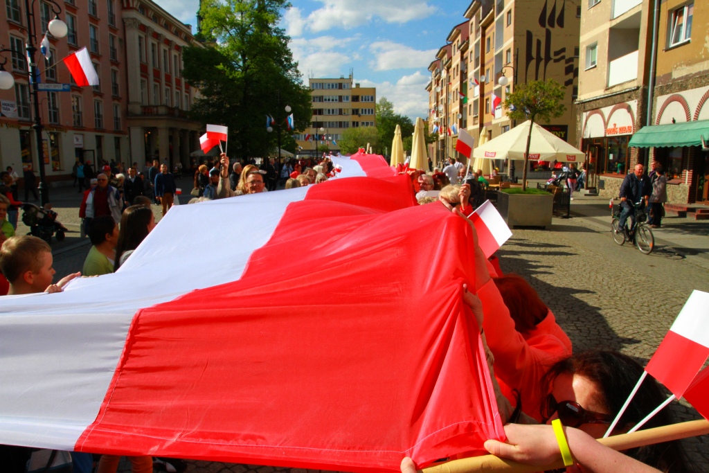 Stumetrowa biało - czerwona na płycie Rynku
