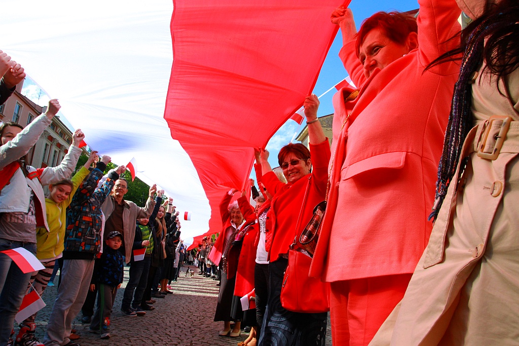 Stumetrowa biało - czerwona na płycie Rynku
