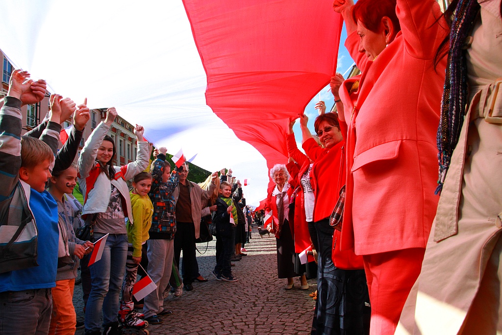 Stumetrowa biało - czerwona na płycie Rynku
