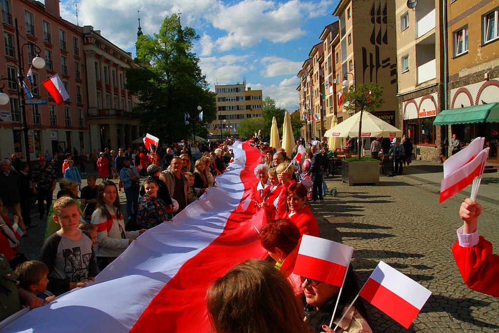 Stumetrowa biało - czerwona na płycie Rynku
