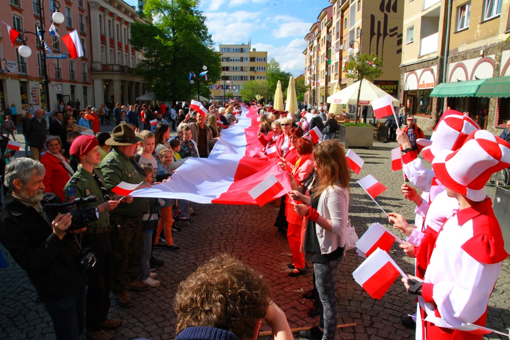 Stumetrowa biało - czerwona na płycie Rynku
