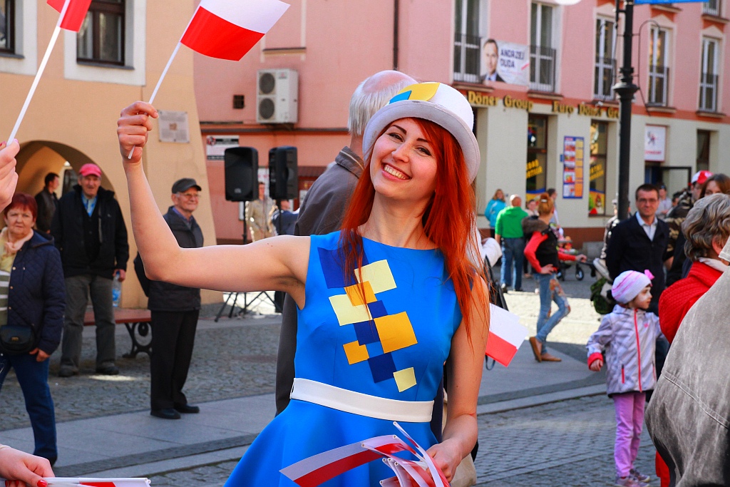 Stumetrowa biało - czerwona na płycie Rynku
