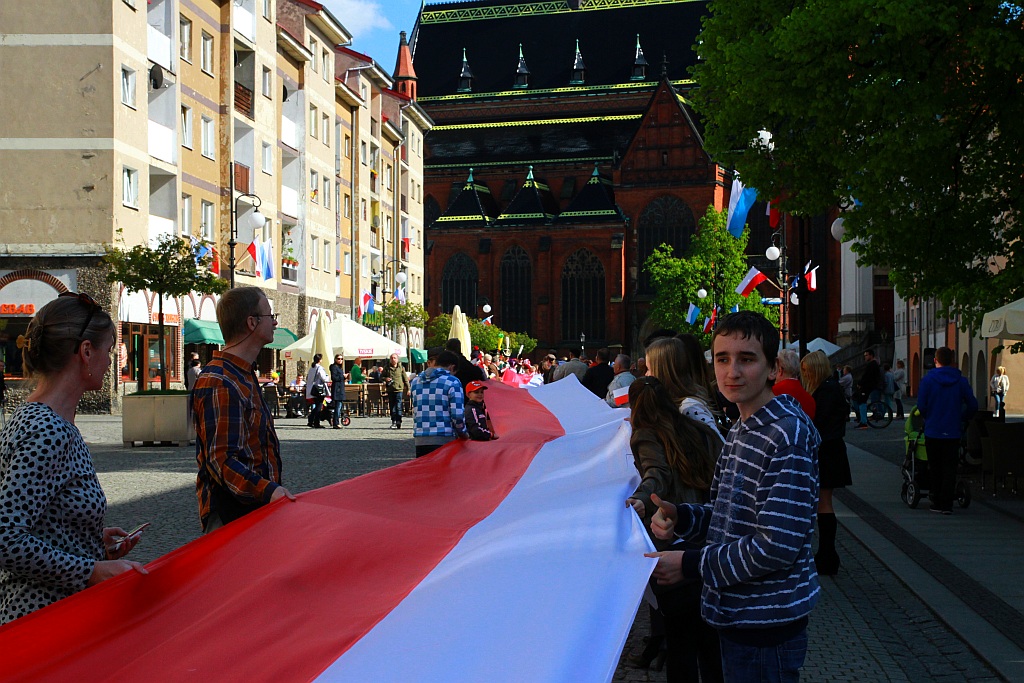 Stumetrowa biało - czerwona na płycie Rynku
