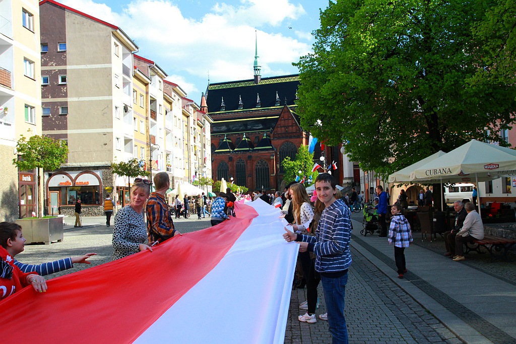 Stumetrowa biało - czerwona na płycie Rynku
