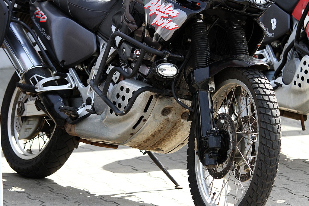 Pokaz stuntu motocyklowego po Realem