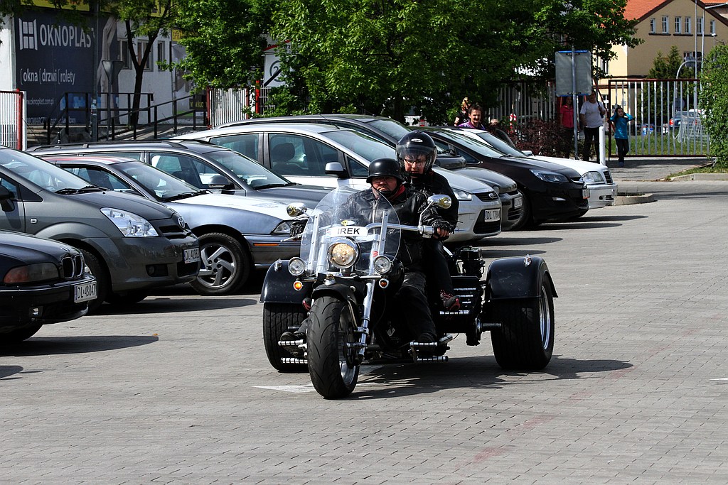 Pokaz stuntu motocyklowego po Realem