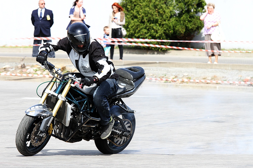 Pokaz stuntu motocyklowego po Realem