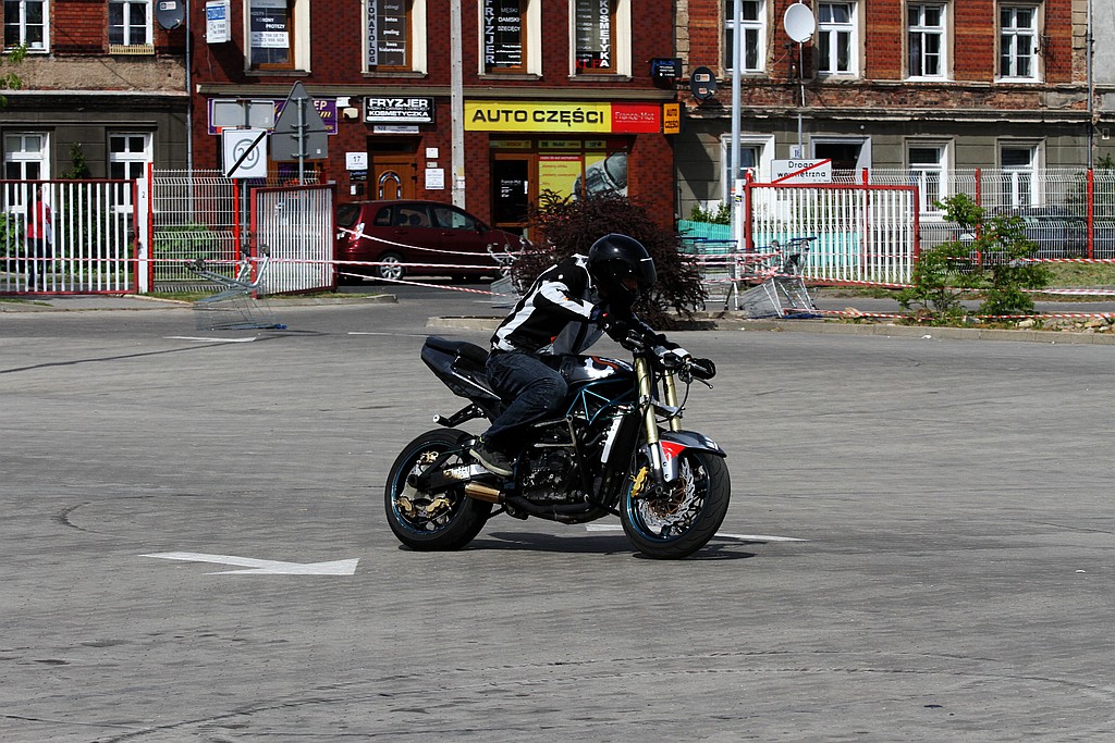 Pokaz stuntu motocyklowego po Realem