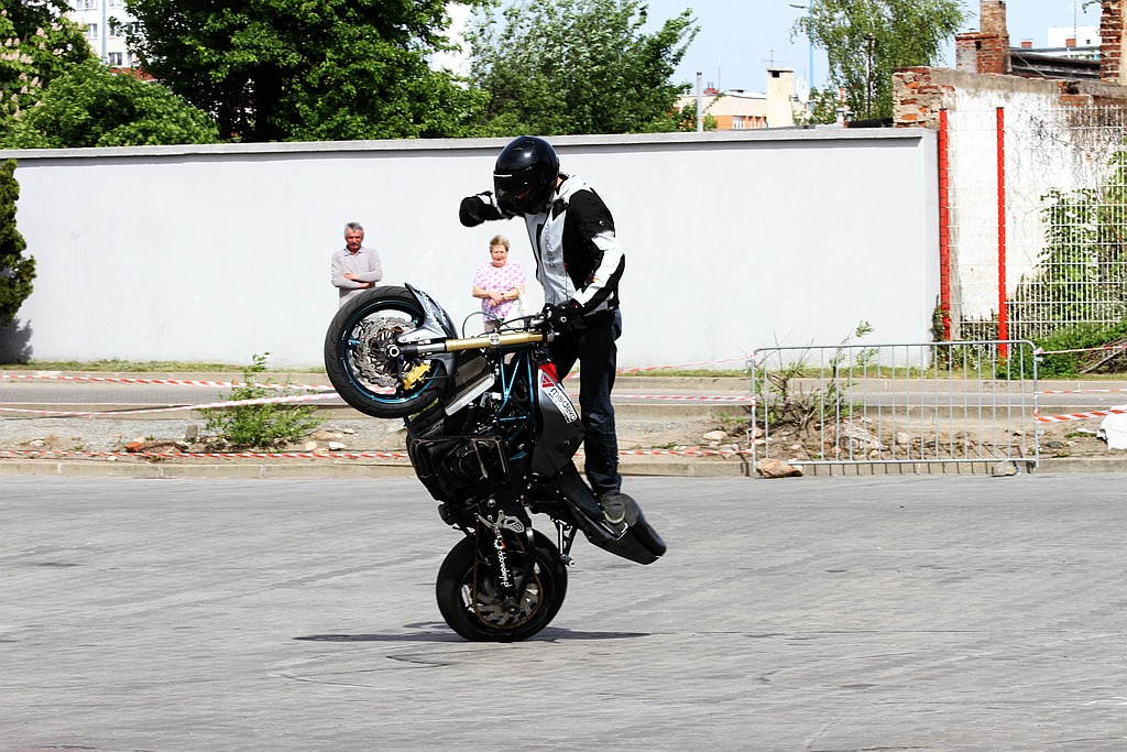 Pokaz stuntu motocyklowego po Realem