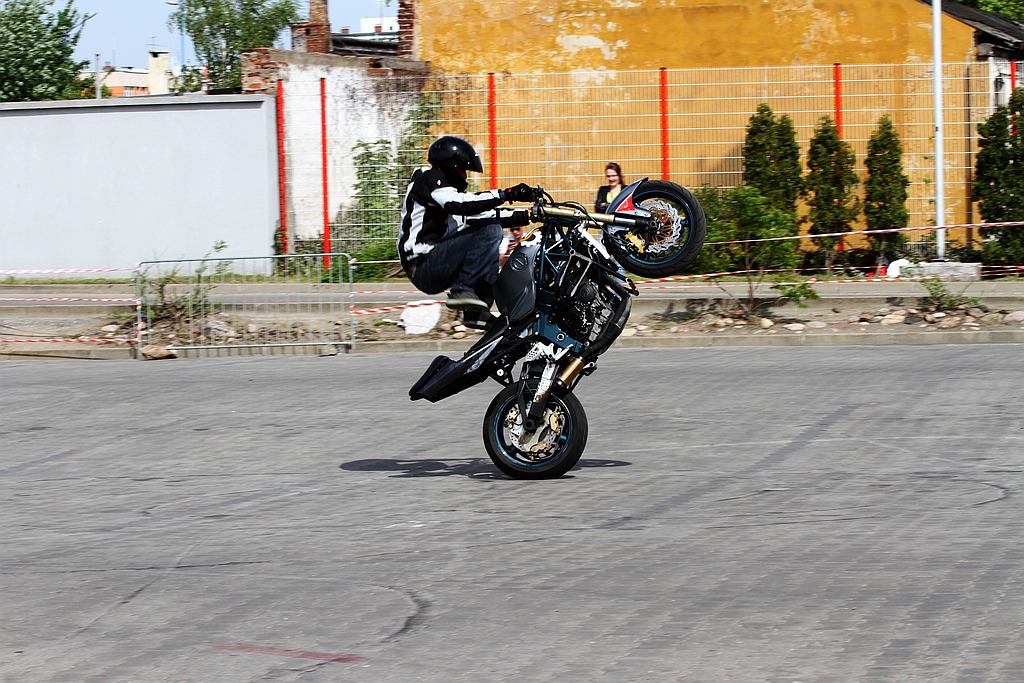 Pokaz stuntu motocyklowego po Realem