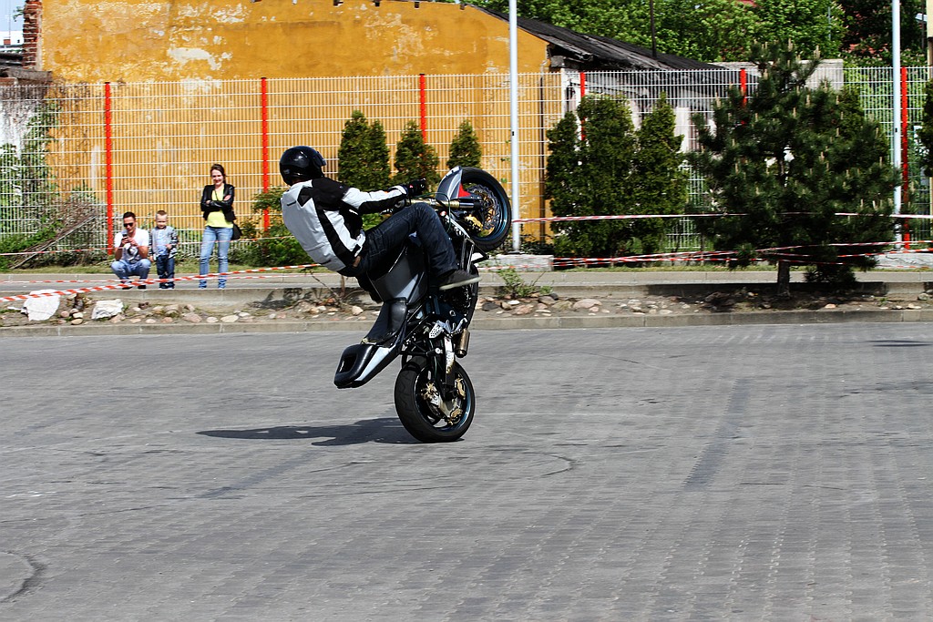Pokaz stuntu motocyklowego po Realem