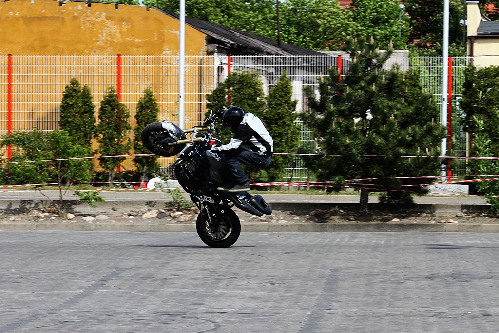 Pokaz stuntu motocyklowego po Realem