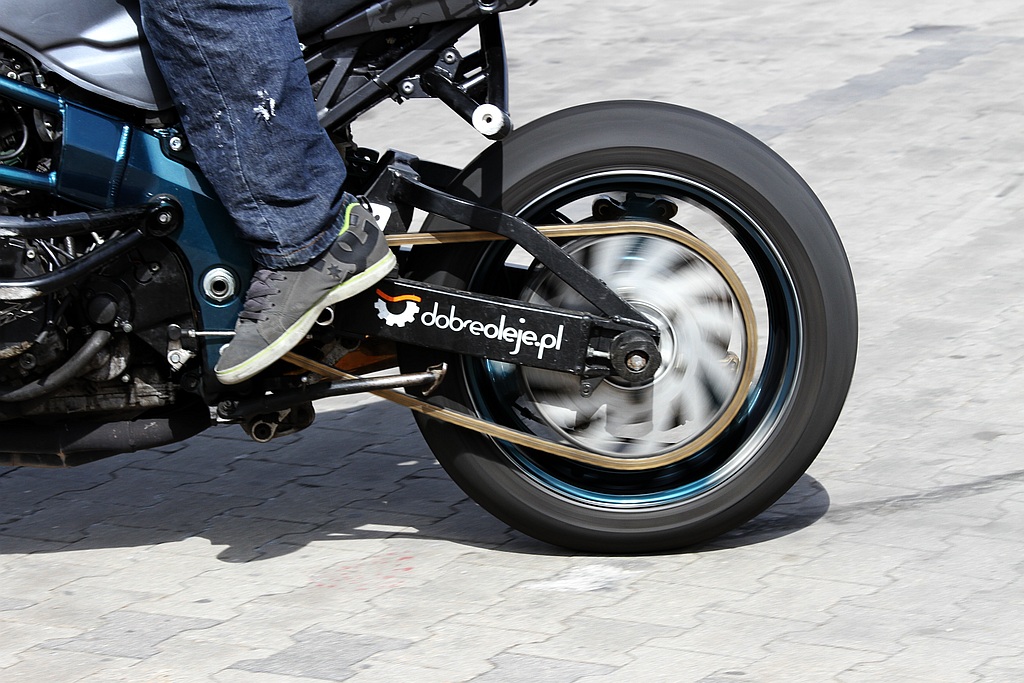 Pokaz stuntu motocyklowego po Realem