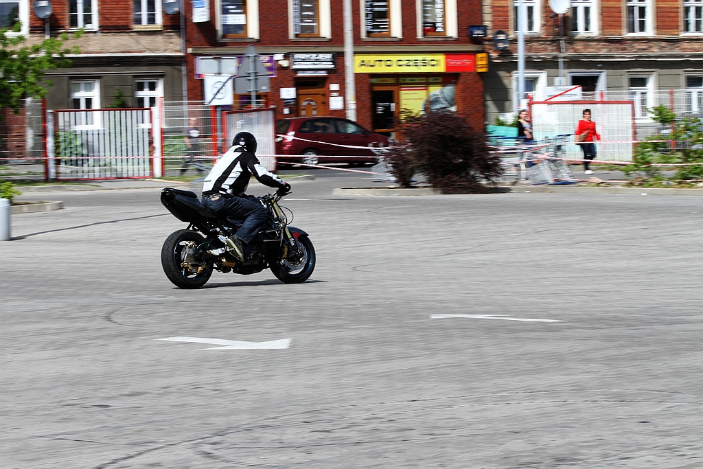 Pokaz stuntu motocyklowego po Realem